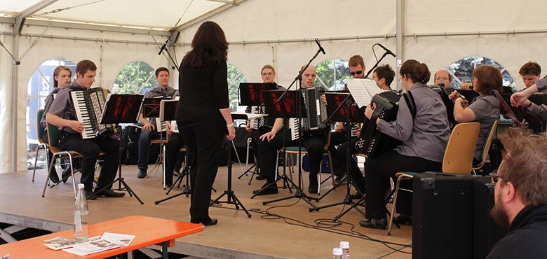 Das Orchester auf der Bühne beim Röttenbacher Dorffest